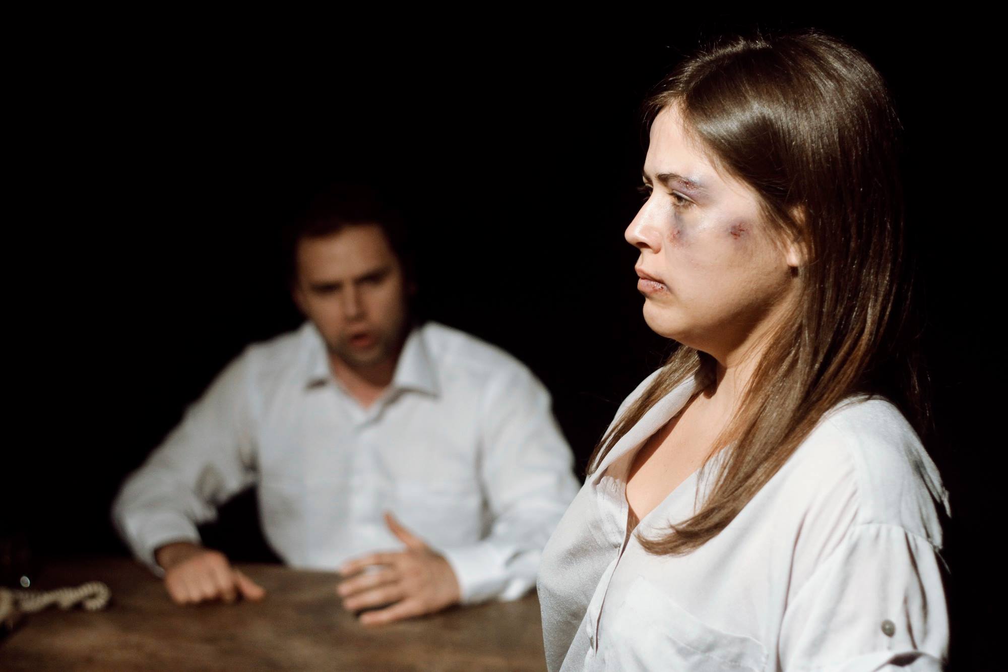 Karanlık Ağzımın İçinde - Gri Sahne tiyatro oyunu sahne görseli