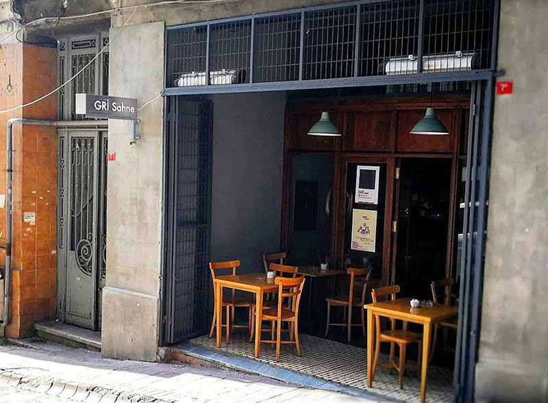 Gri Sahne Beyoğlu tiyatro binası dış cephe görünümü - Kumbaracı Yokuşu